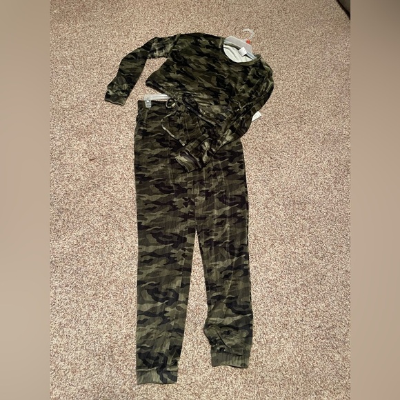 Womens Camo Print Lounge Set size medium 7-9 - Picture 1 of 3